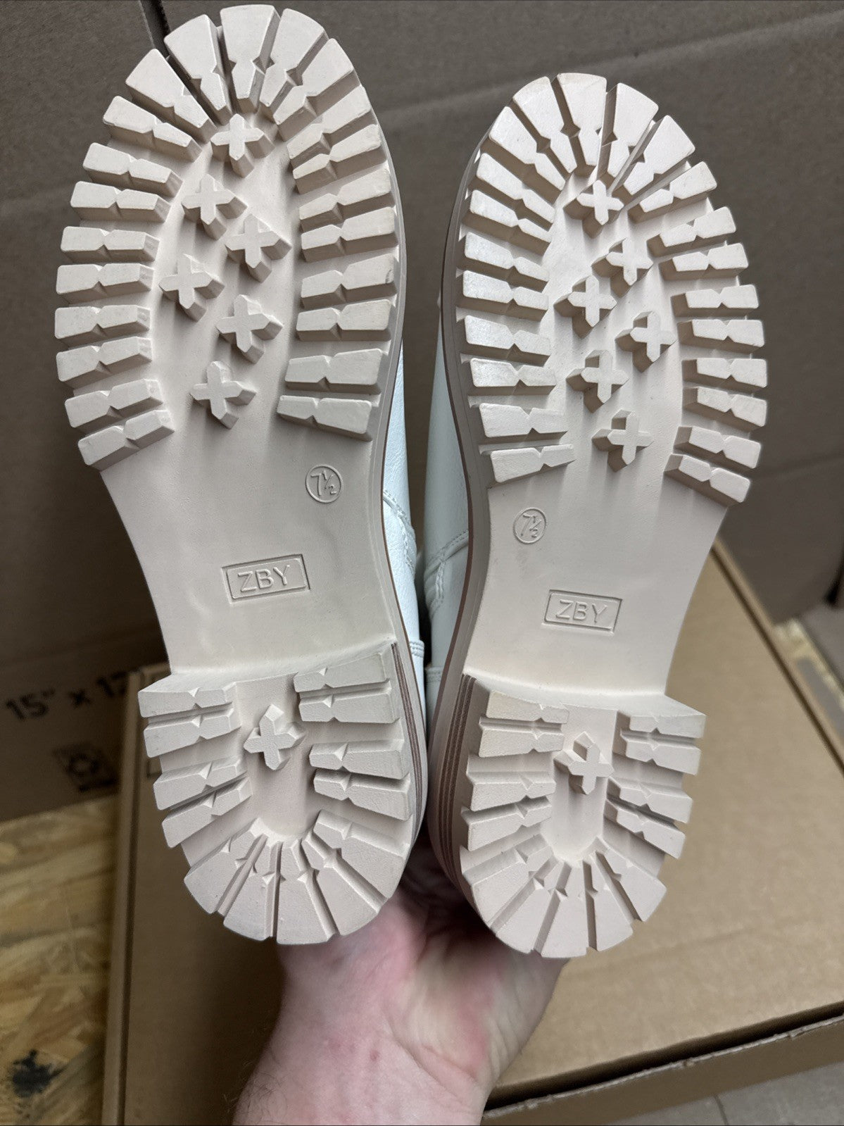 ZBY women’s 7.5 Chelsea boot white ankle bootie lug sole