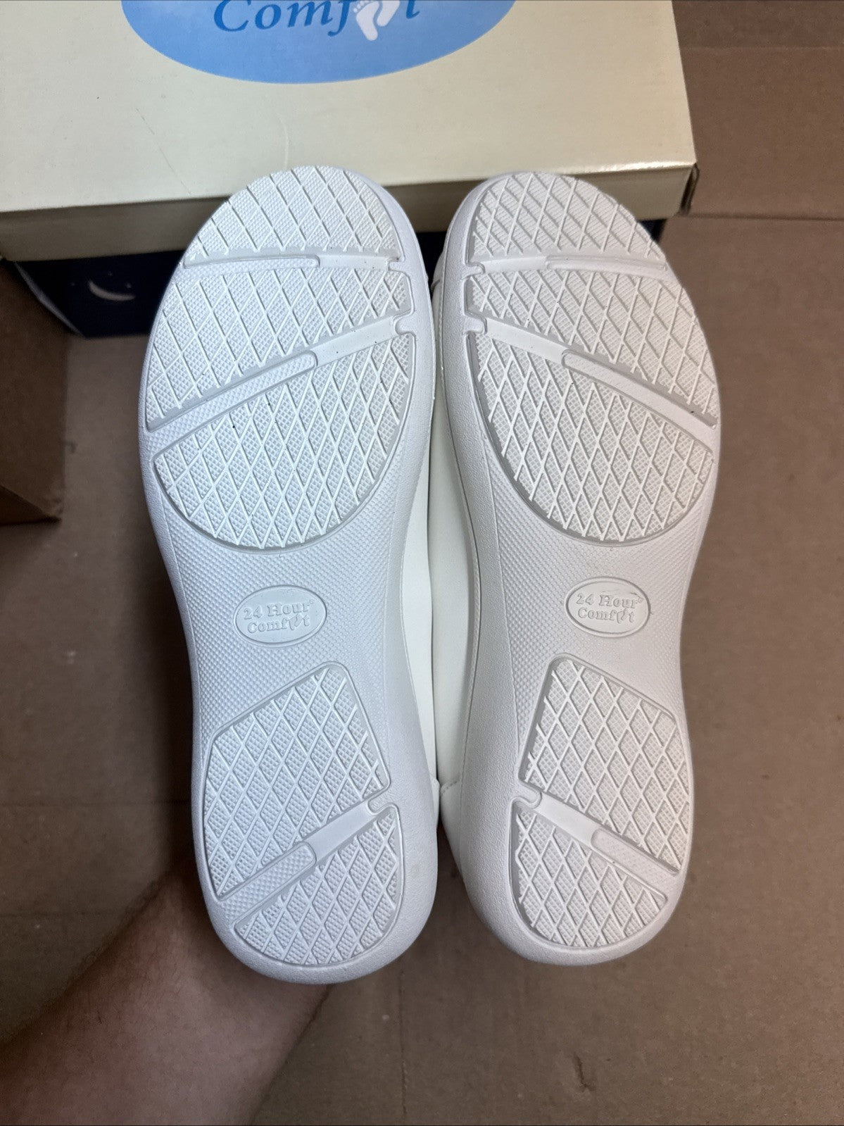 24 HOUR COMFORT Lila Women's 6.5 Wide Width Leather Slip-On Loafers Nurse