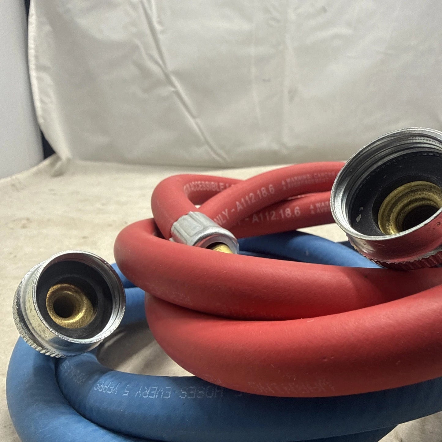 PAIR Everbilt4FT RED/BLUE RUBBER WASHER HOSES Open Box