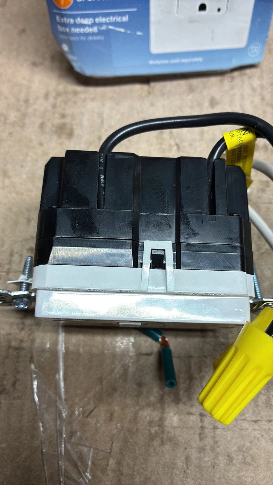 Leviton GUAC1-BW 24W USB (Type A/Type C) & GFCI Electrical Outlet NEW open box
