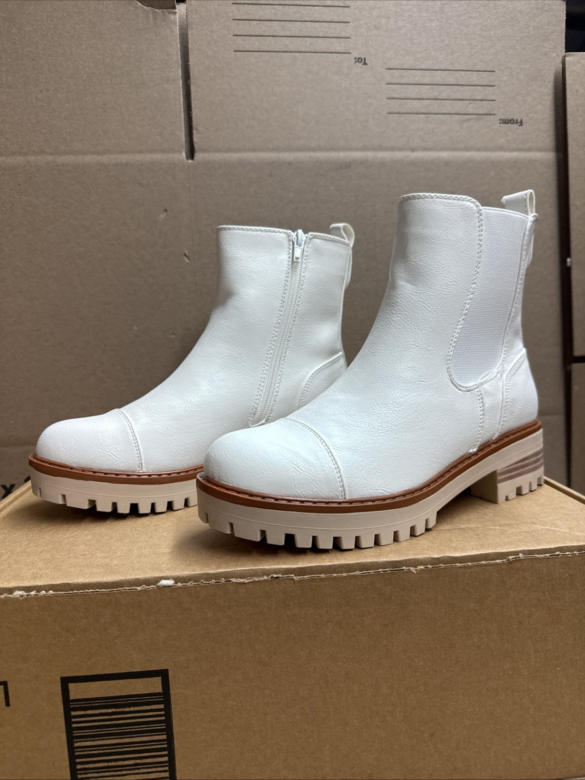 ZBY women’s 7.5 Chelsea boot white ankle bootie lug sole