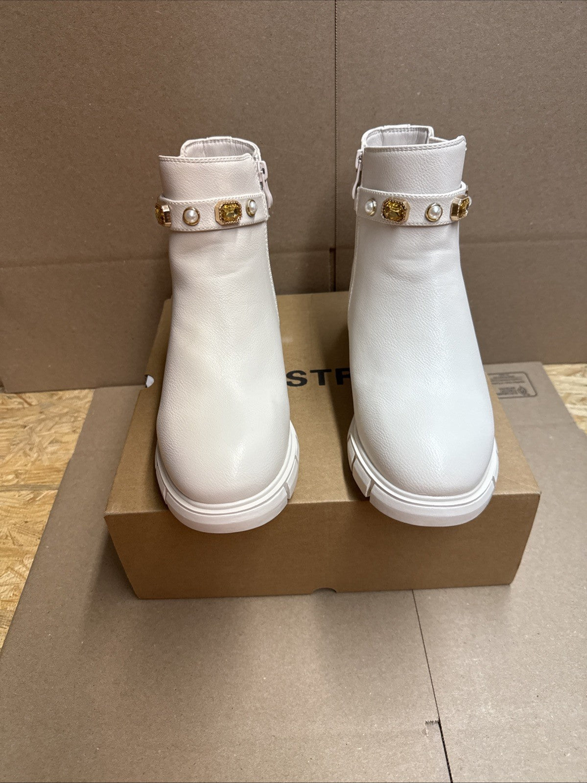 ZBY women’s Chelsea Ankle Boot With Amulet Strap Chunky Heel Size 8.5