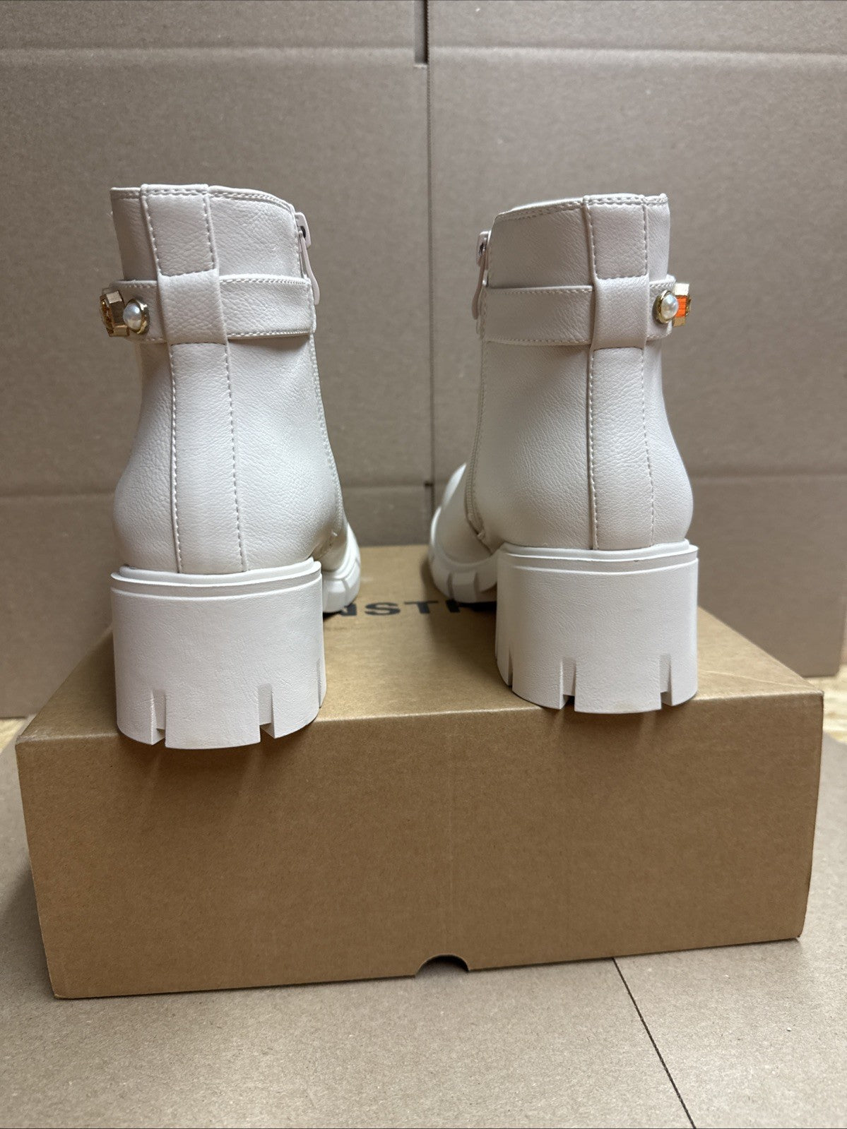 ZBY women’s Chelsea Ankle Boot With Amulet Strap Chunky Heel Size 8.5