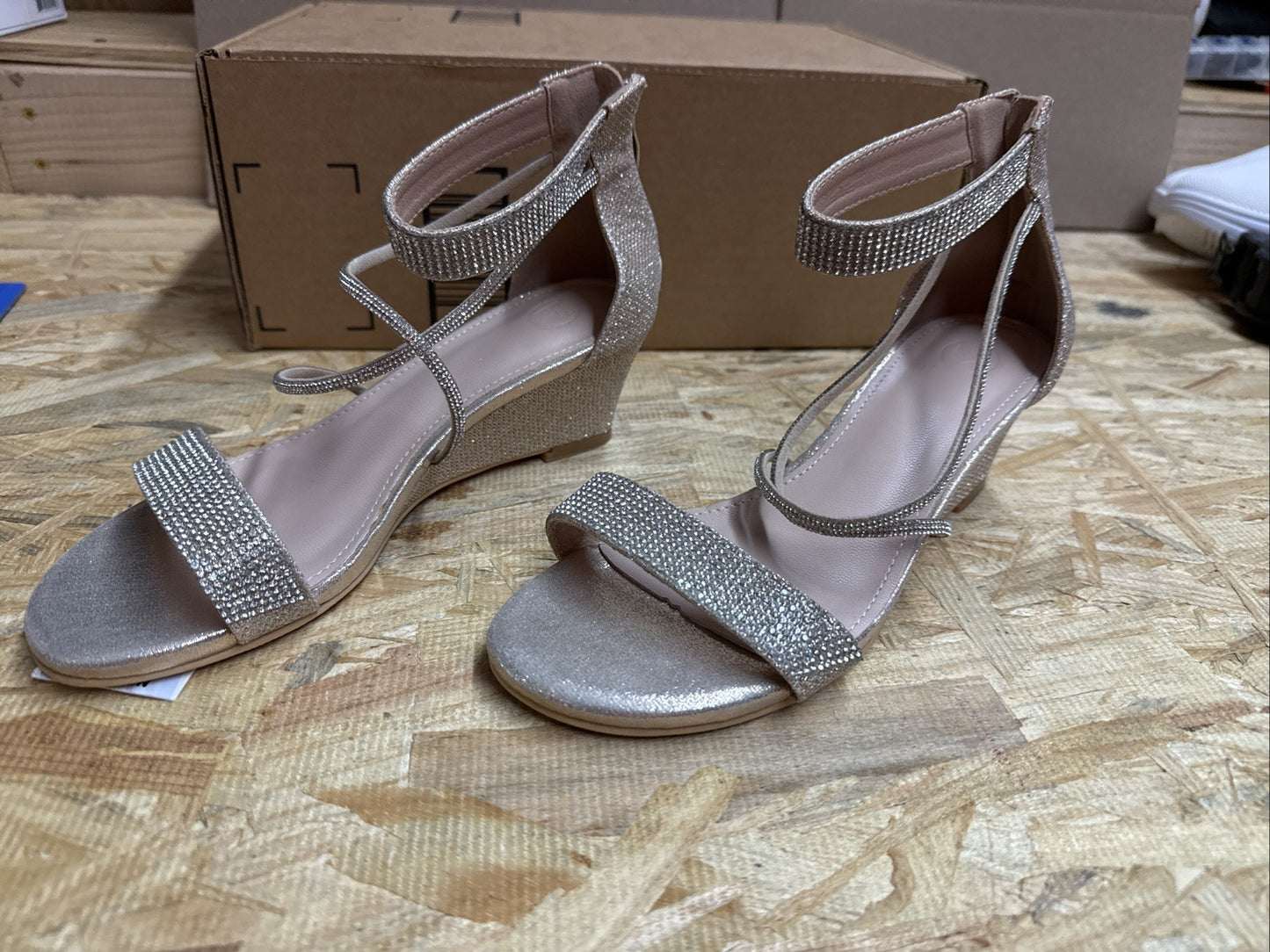 Dadawan Women’s open toe ankle strap glitter gold low wedge sandals Size 6 Pumps