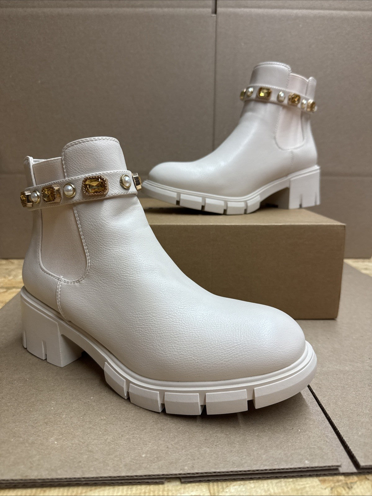 ZBY women’s Chelsea Ankle Boot With Amulet Strap Chunky Heel Size 8.5