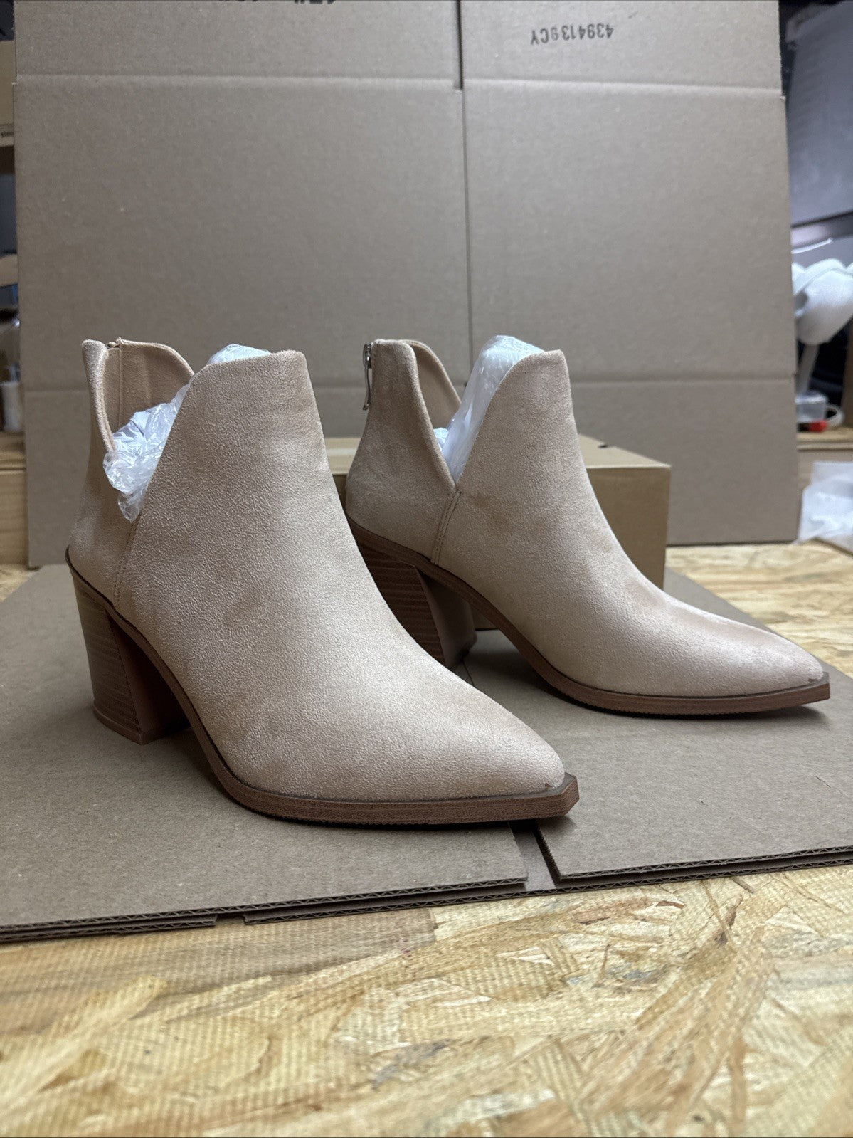 Kathemoi Women’s 7.5 slip on ankle boots cutout pointed toe chunky heel booties