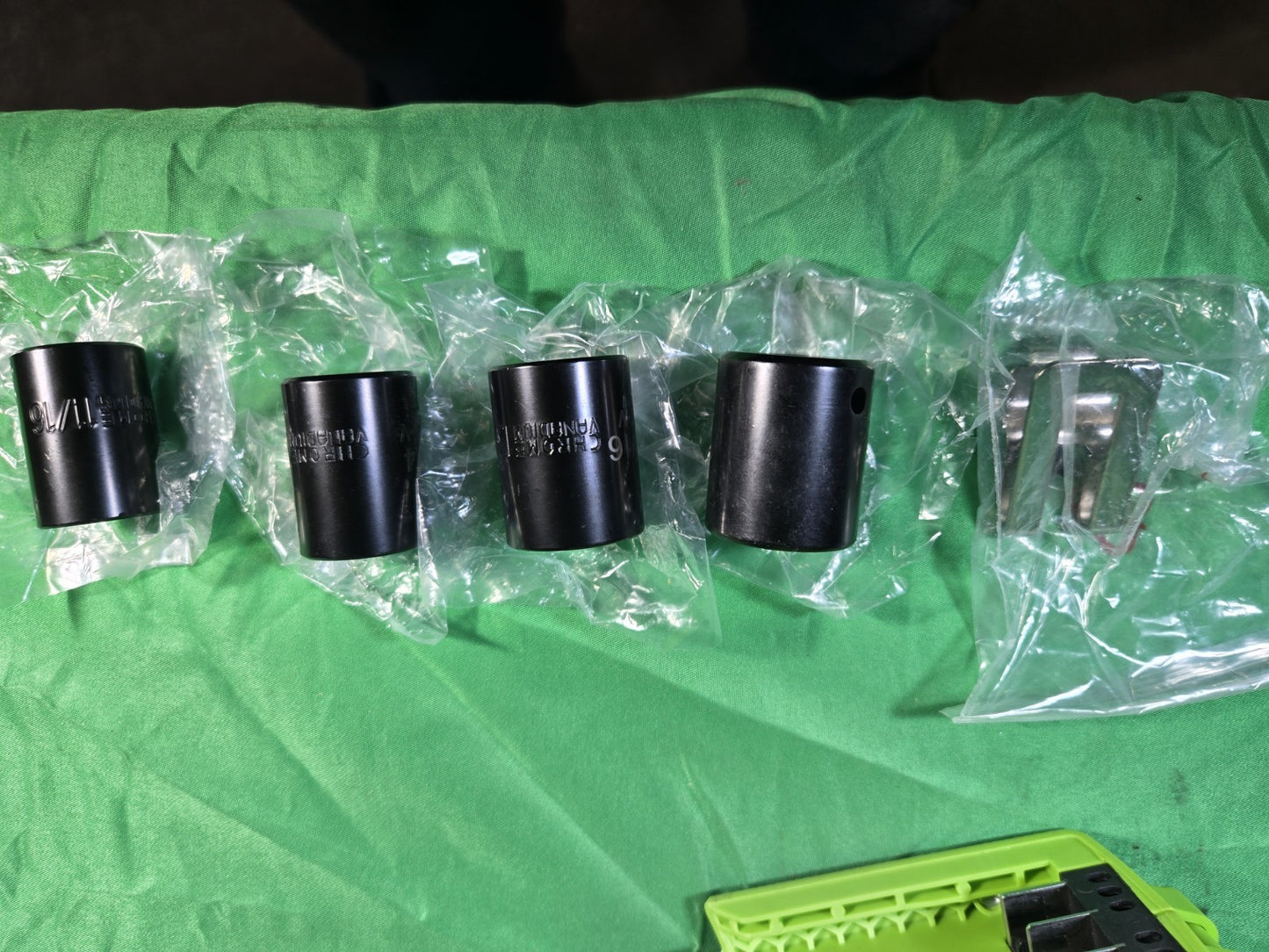 Greenworks 24V Cordless Impact Wrench 1/2" 400Nm with 4Ah Battery and 2A Charger