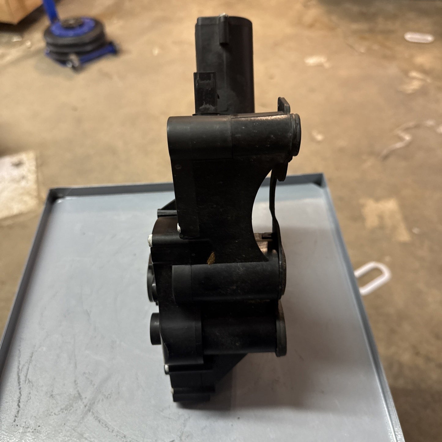 2004-2010 AUDI A8 S8 D3 Trunk Lid Motor Actuator Pull Down 4E0827852G OEM