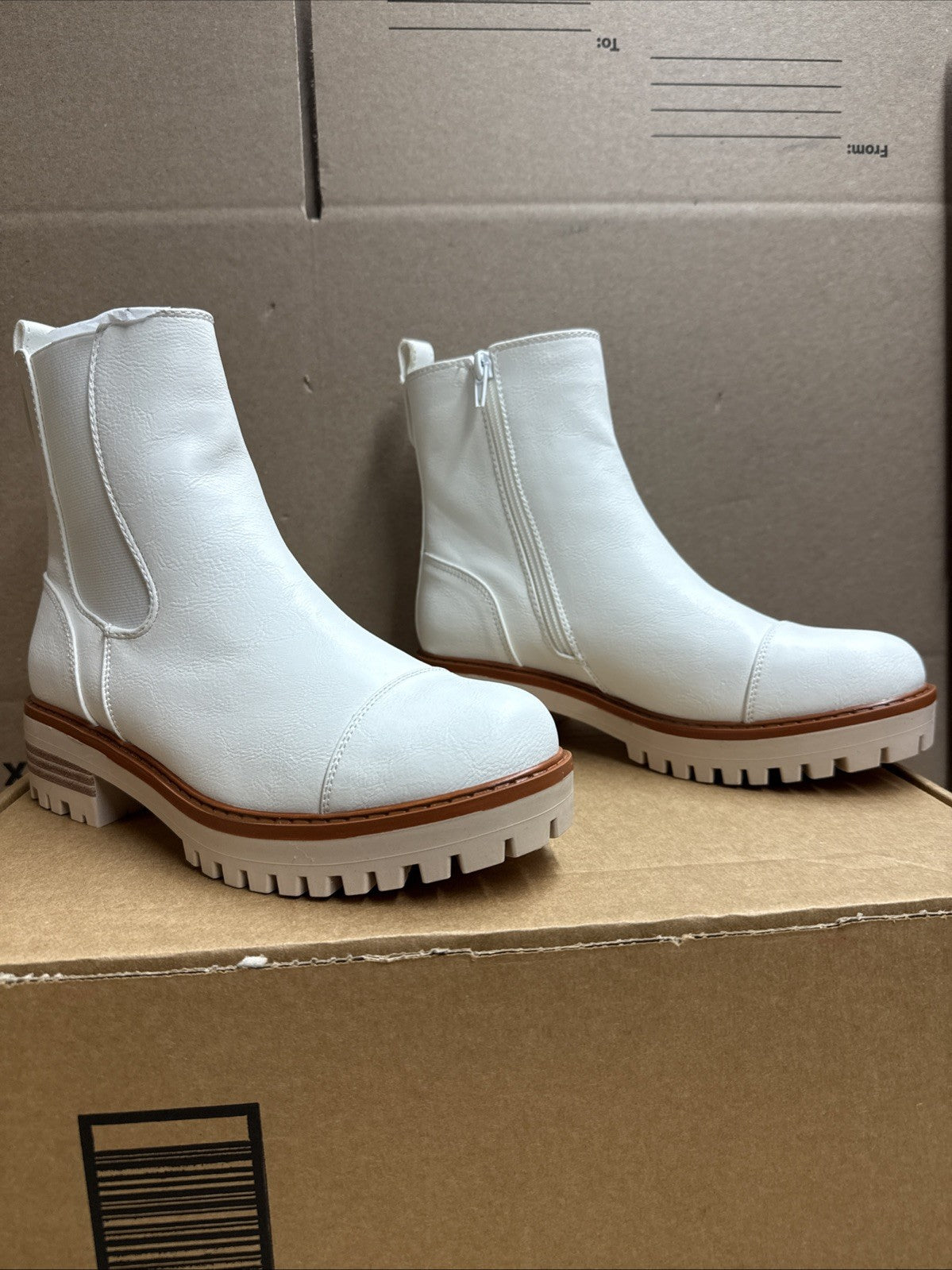 ZBY women’s 7.5 Chelsea boot white ankle bootie lug sole