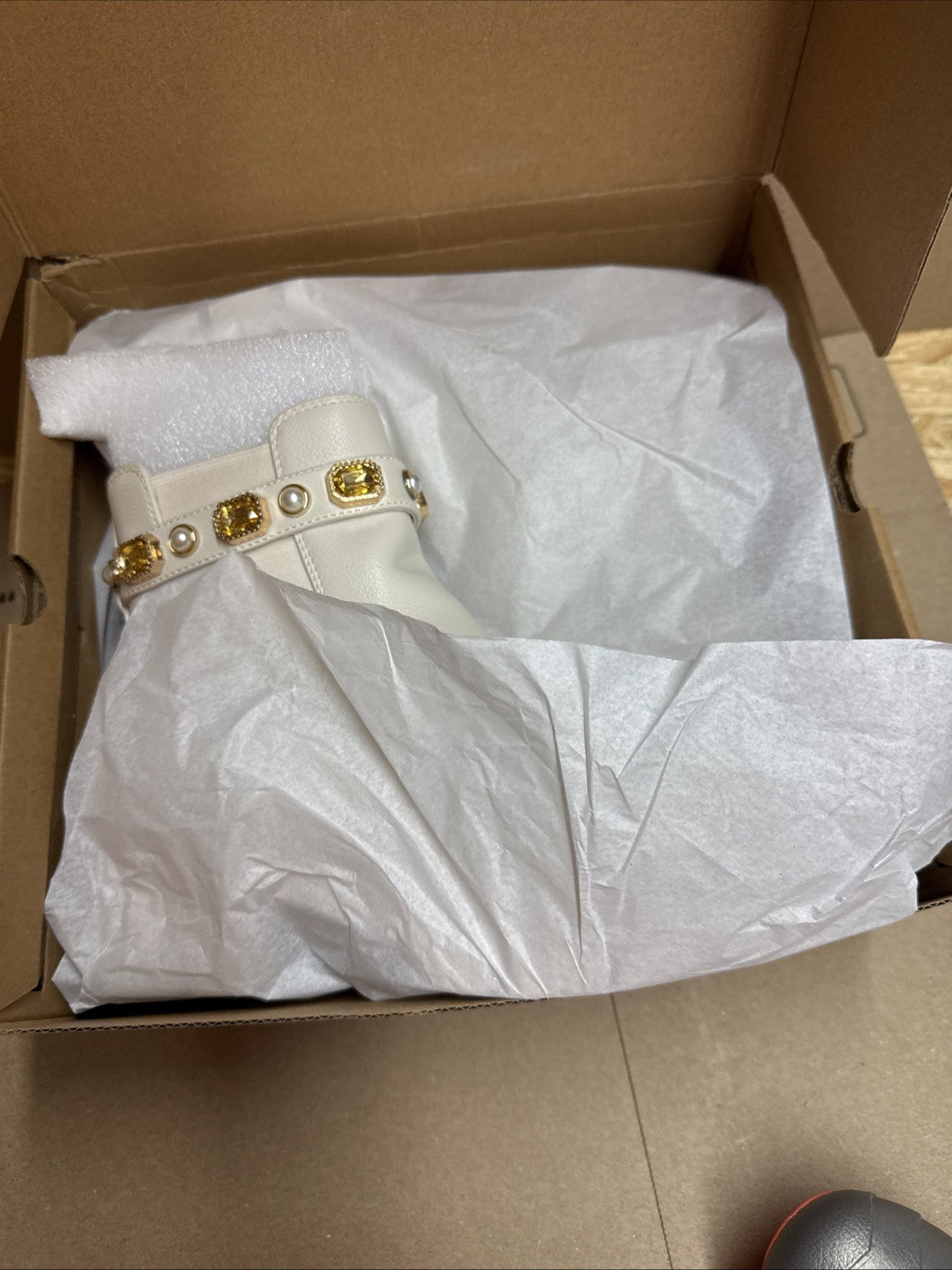 ZBY women’s Chelsea Ankle Boot With Amulet Strap Chunky Heel Size 8.5