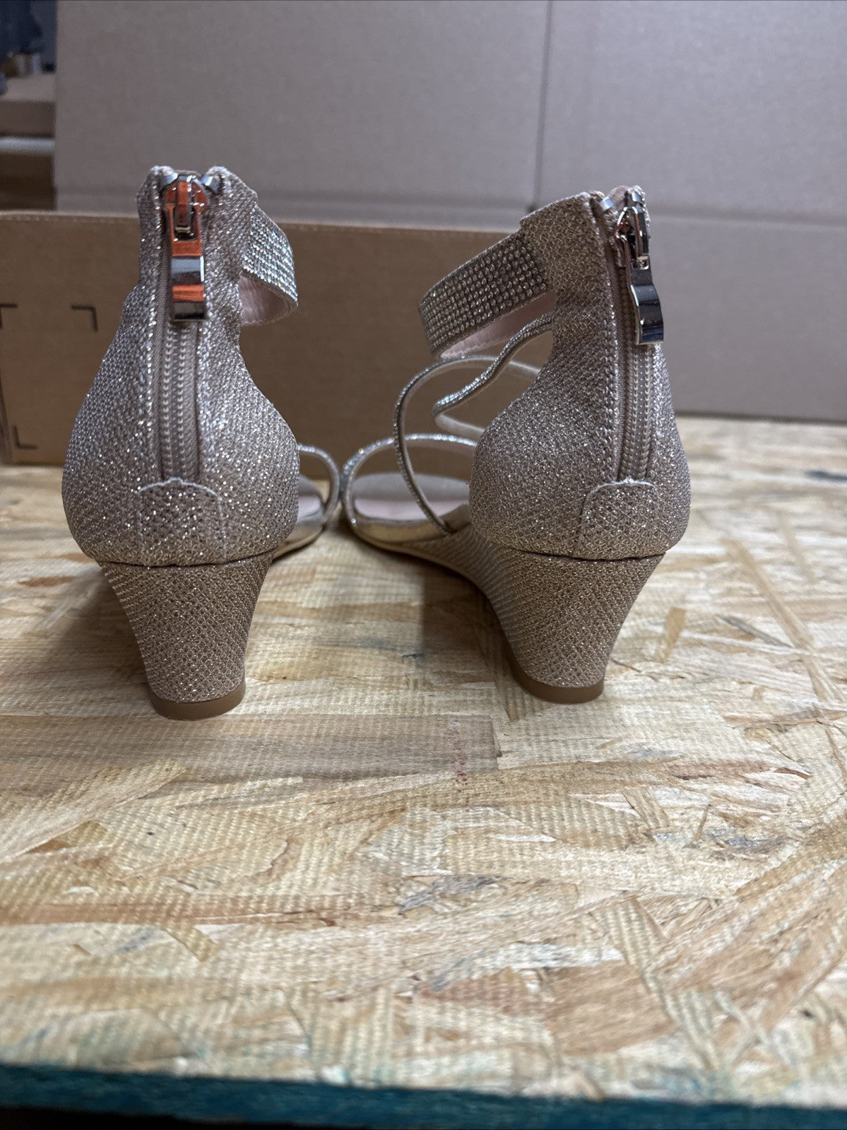 Dadawan Women’s open toe ankle strap glitter gold low wedge sandals Size 6 Pumps