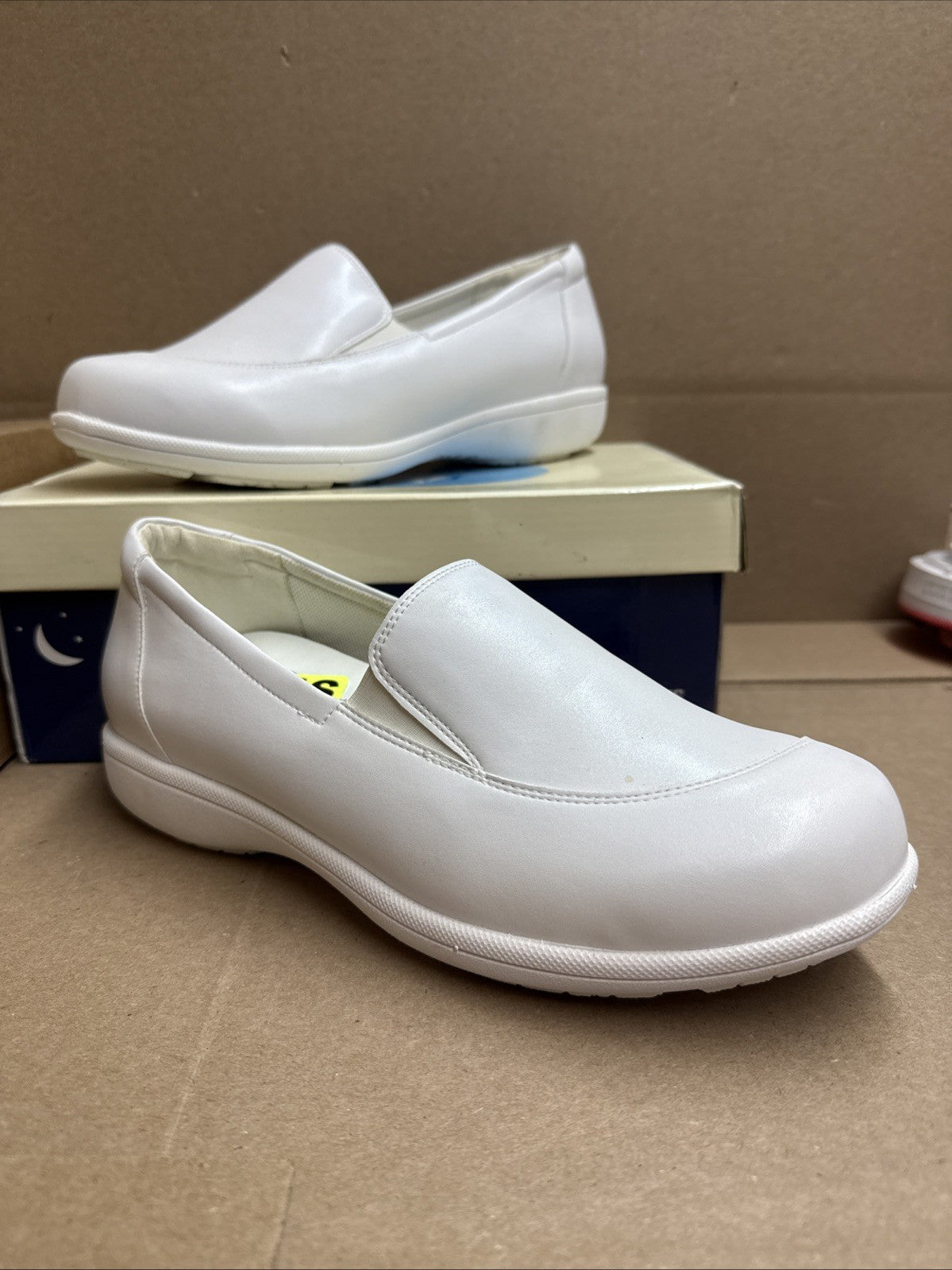 24 HOUR COMFORT Lila Women's 9.5 Wide Width Leather Slip-On Loafers Nurse
