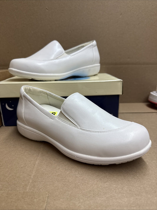 24 HOUR COMFORT Lila Women's 9.5 Wide Width Leather Slip-On Loafers Nurse
