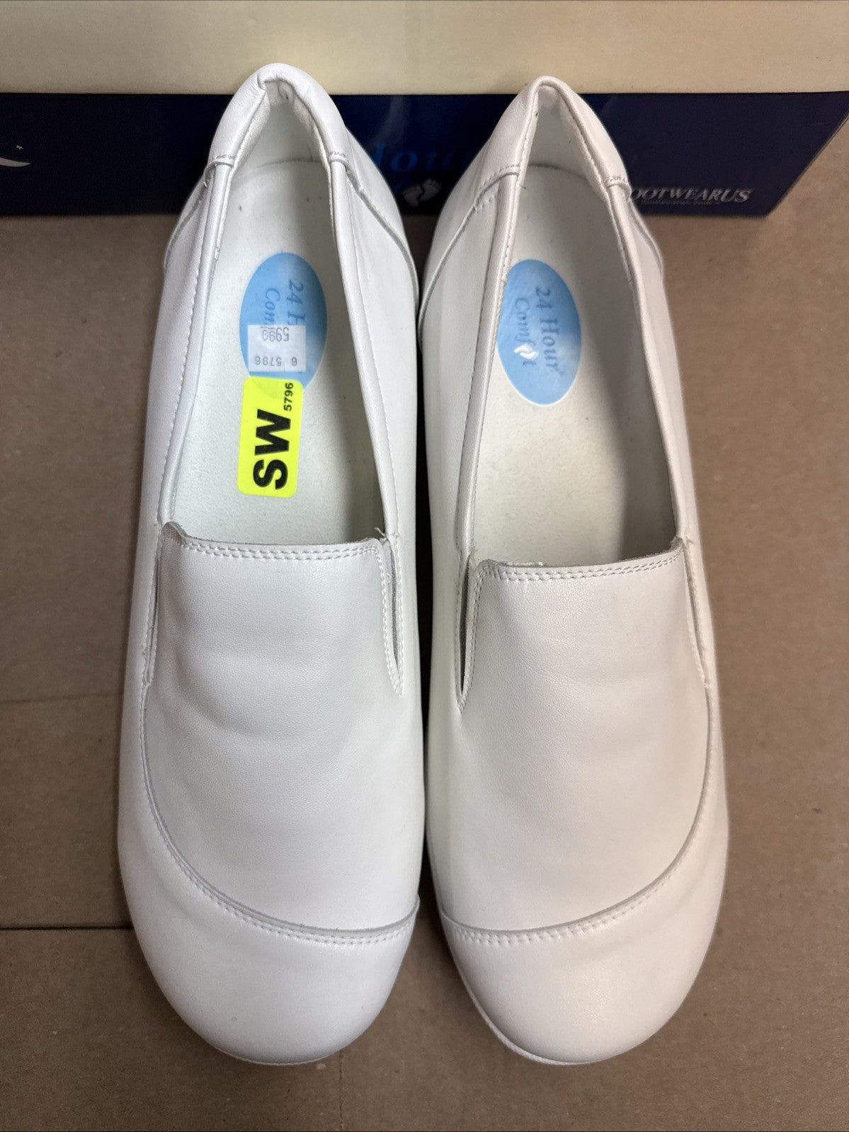 24 HOUR COMFORT Lila Women's 10.5 Wide Width Leather Slip-On Loafers Nurse