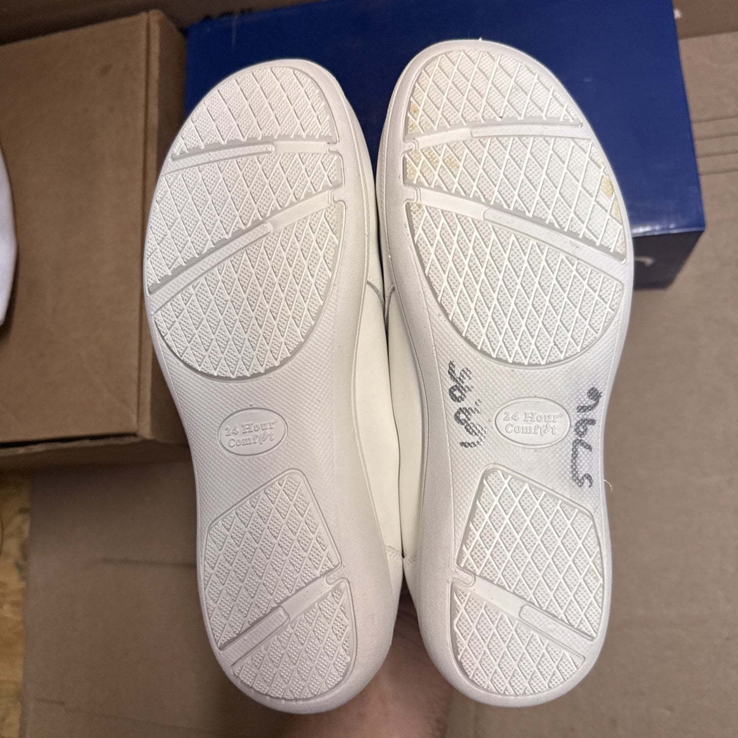 24 HOUR COMFORT Ester Women's 6 Wide Width Slip-On Leather Loafers Nurse