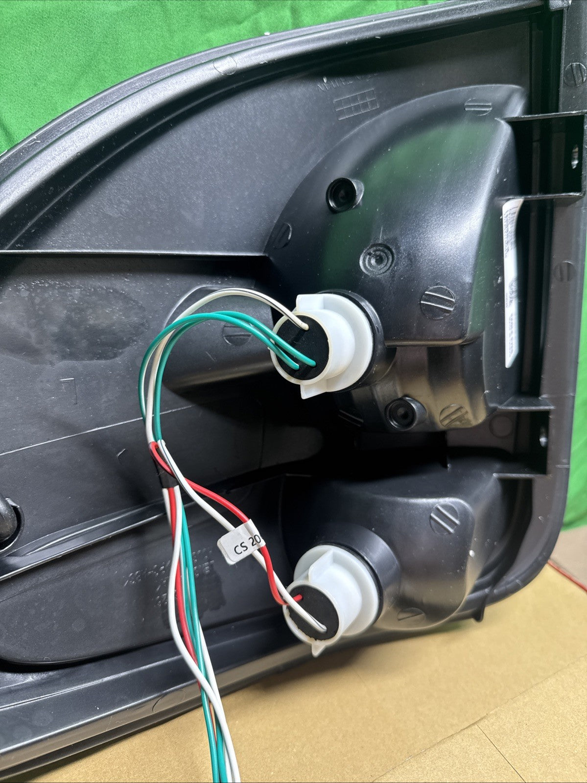 FITS 2004-2007 DODGE-CHRYSLER VANS DRIVER LEFT REAR TAIL LIGHT ASSEMBLY