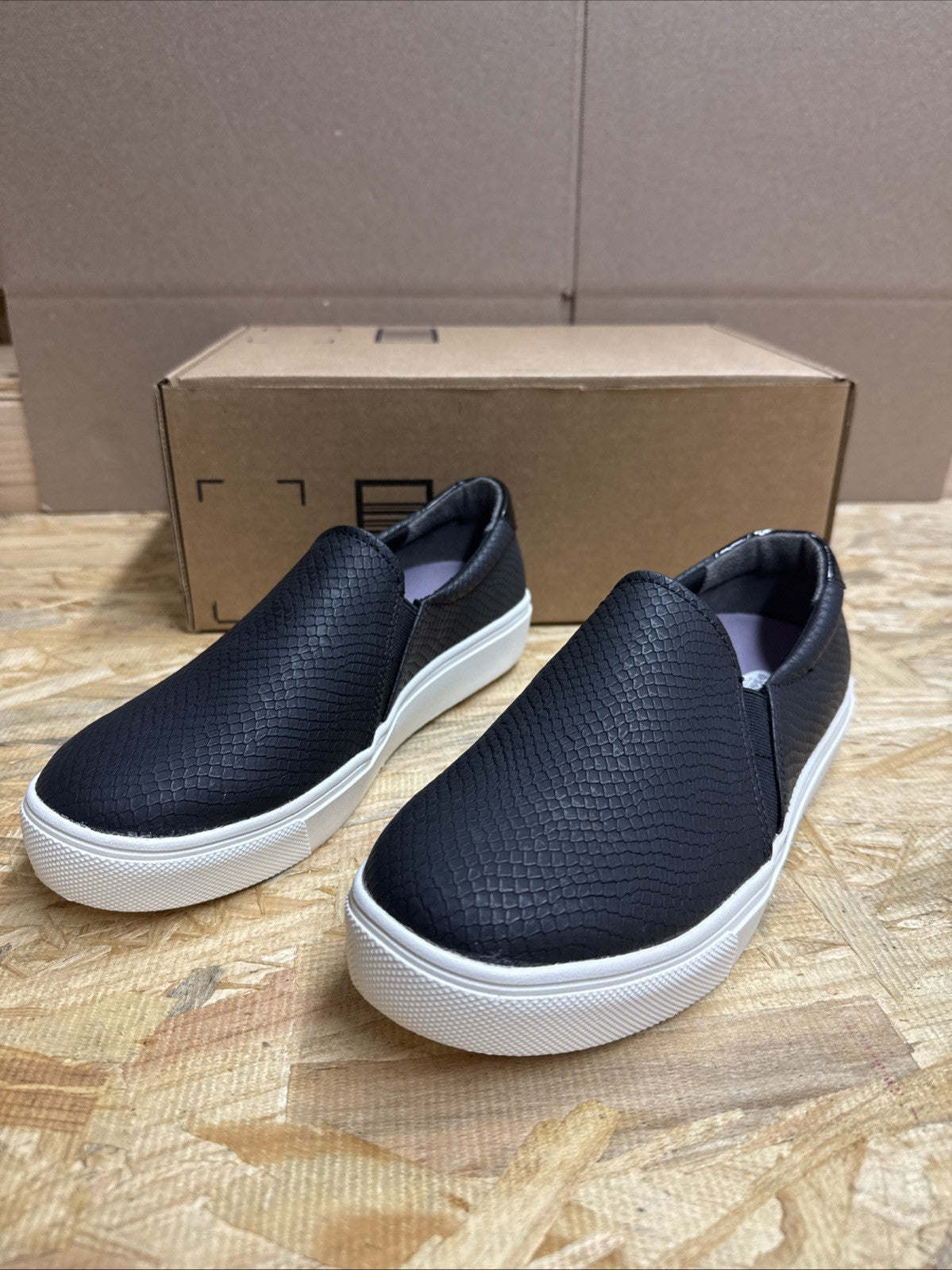 Dr. Scholls Slip On Sneakers Womens Size 7.5 W Shoes Nova Black Low Top Leather