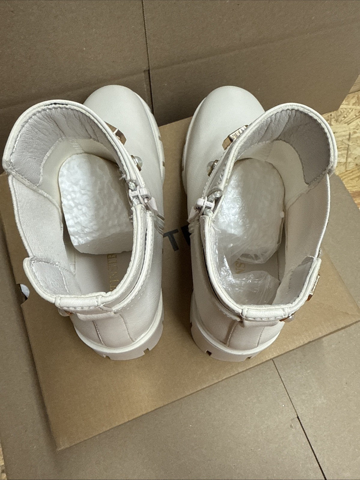 ZBY women’s Chelsea Ankle Boot With Amulet Strap Chunky Heel Size 8.5