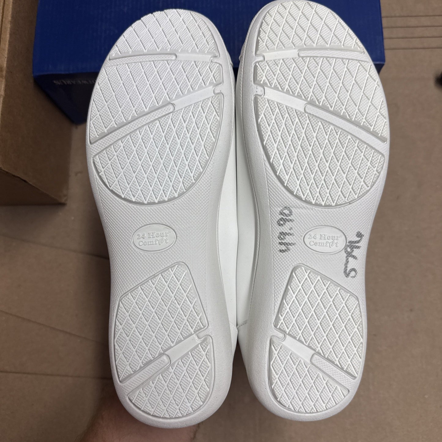 24 HOUR COMFORT Lila Women's 8.5 Wide Width Leather Slip-On Loafers Nurse