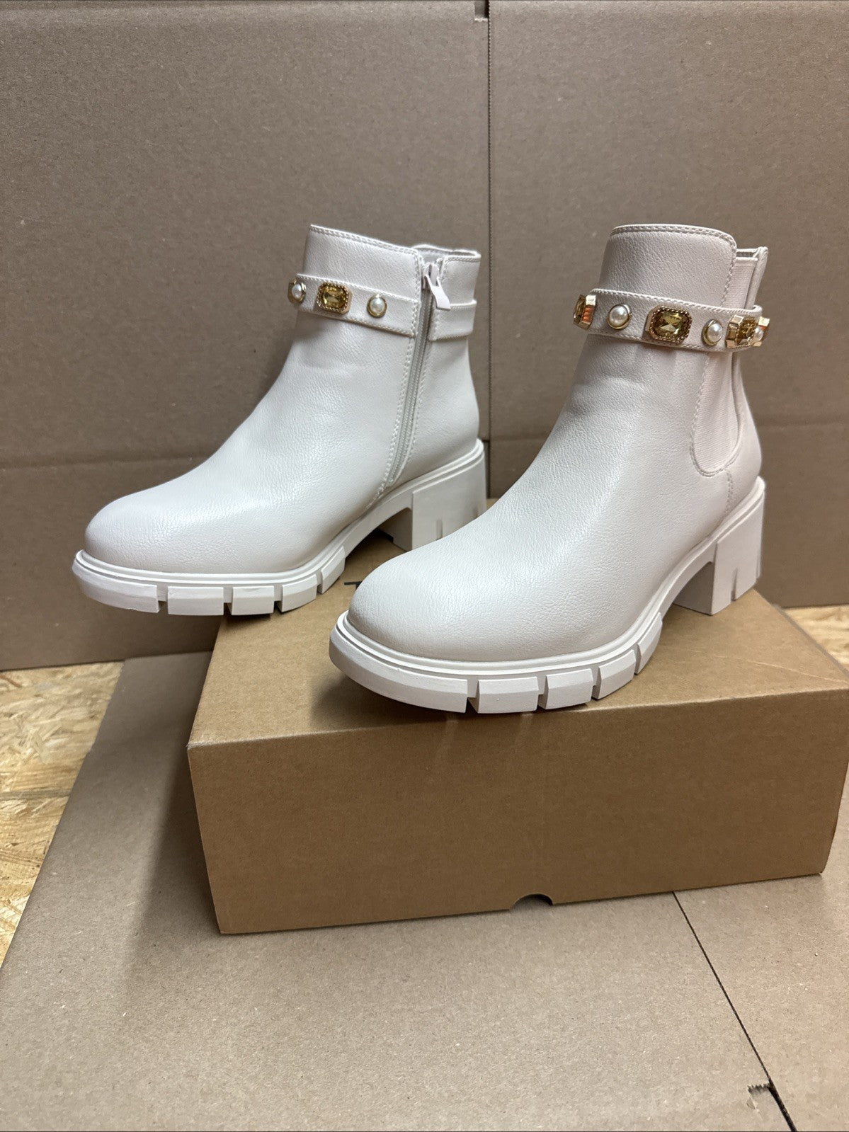 ZBY women’s Chelsea Ankle Boot With Amulet Strap Chunky Heel Size 8.5