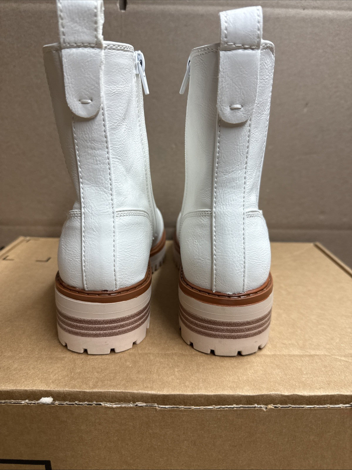 ZBY women’s 7.5 Chelsea boot white ankle bootie lug sole