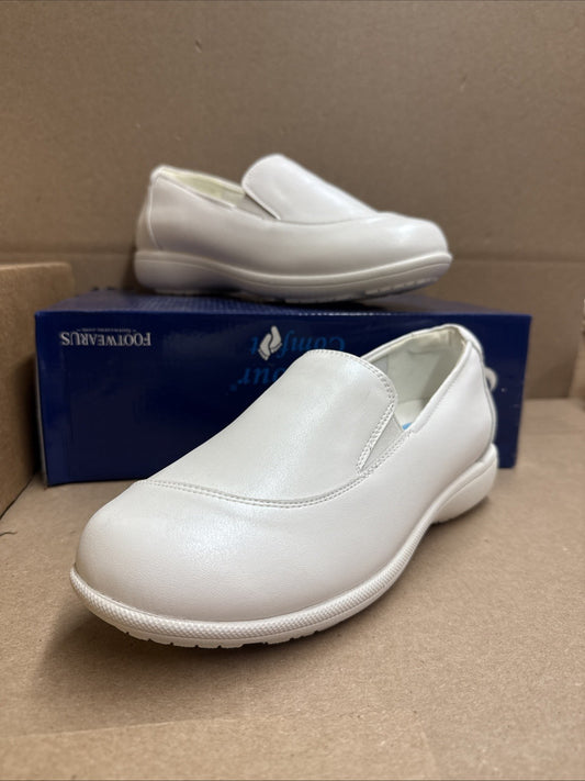 24 HOUR COMFORT Lila Women's 7.5 Wide Width Leather Slip-On Loafers Nurse