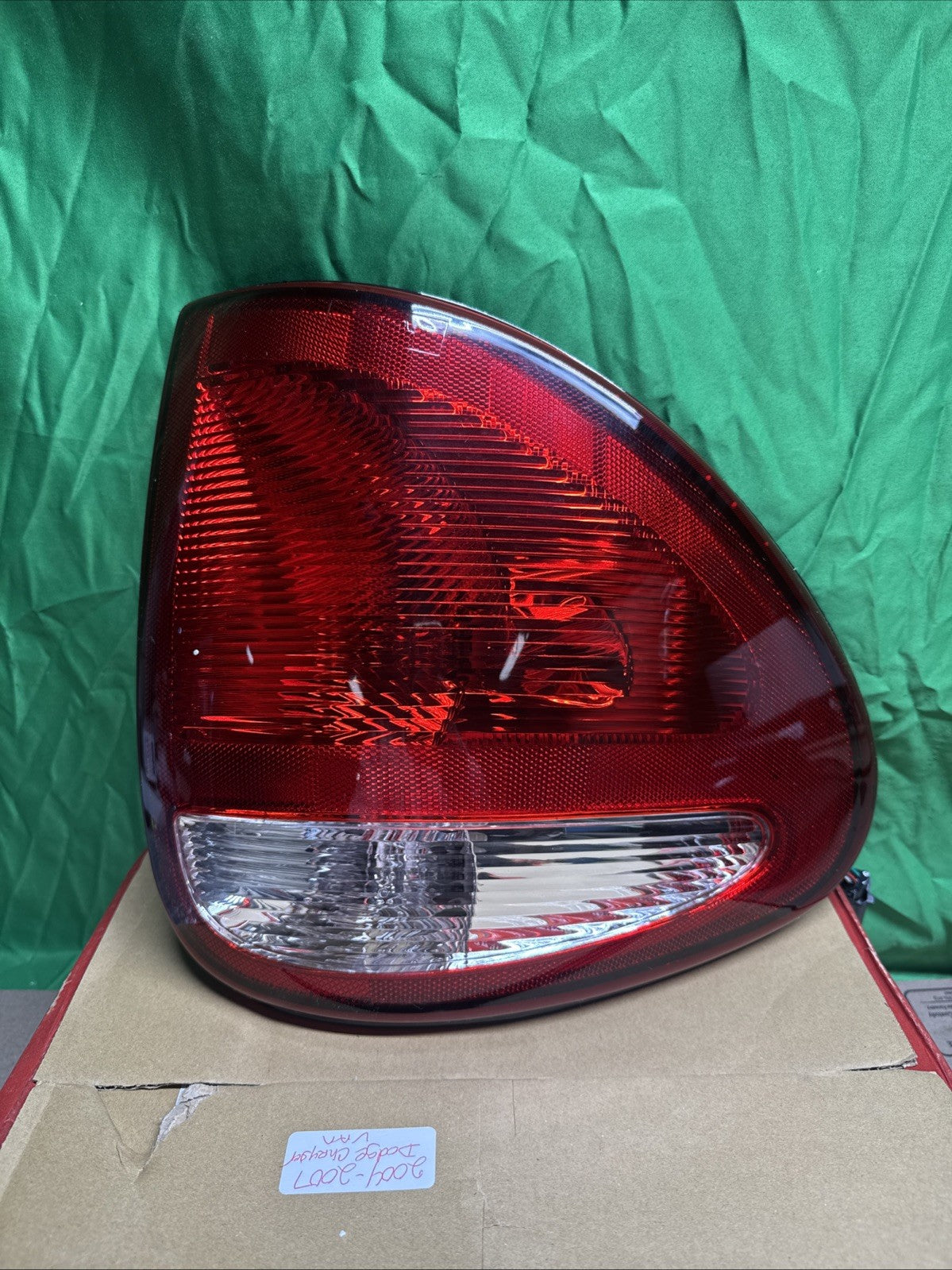 FITS 2004-2007 DODGE-CHRYSLER VANS DRIVER LEFT REAR TAIL LIGHT ASSEMBLY