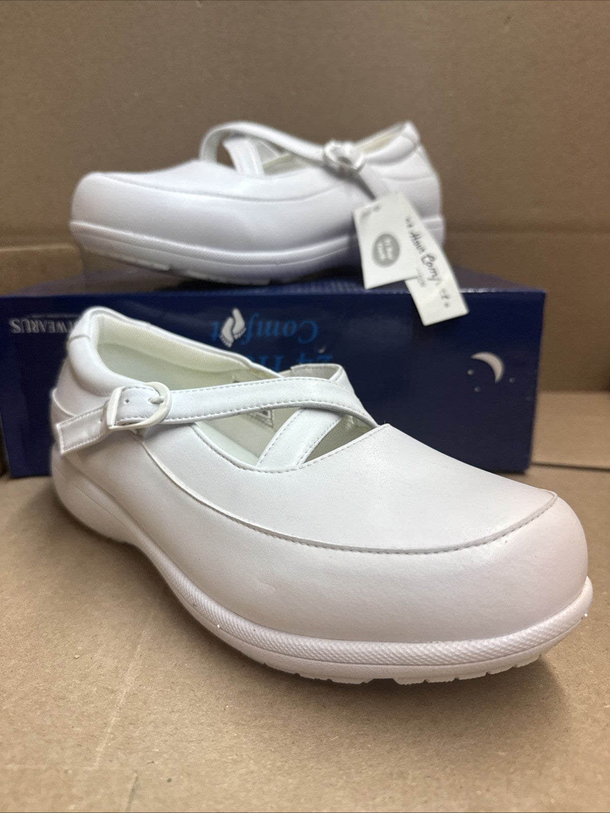 24 HOUR COMFORT Susan Women's 9 Wide Width Criss-Cross Strap Leather Shoes Nurse