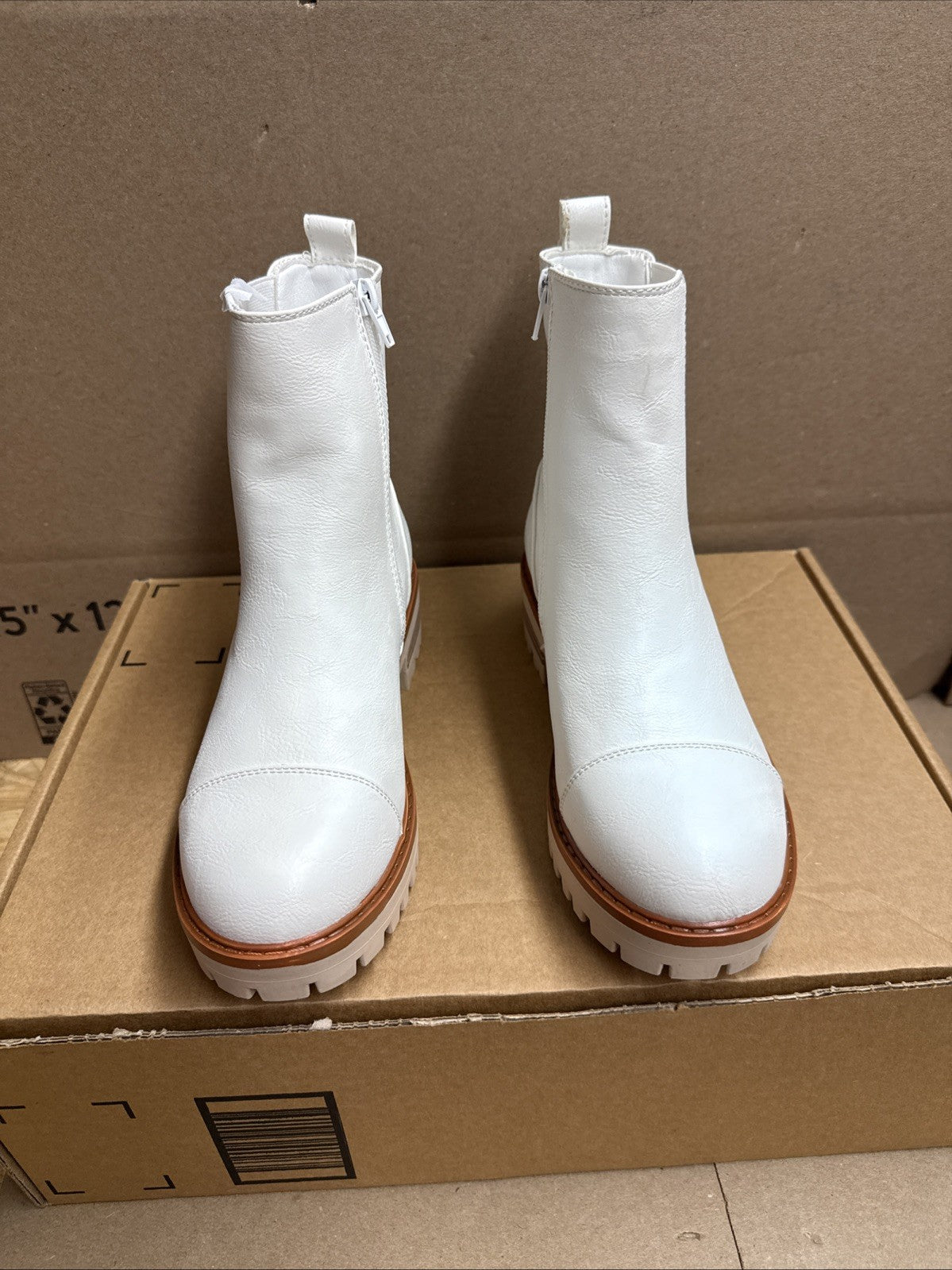 ZBY women’s 7.5 Chelsea boot white ankle bootie lug sole