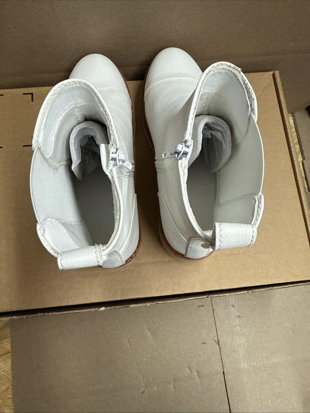 ZBY women’s 7.5 Chelsea boot white ankle bootie lug sole