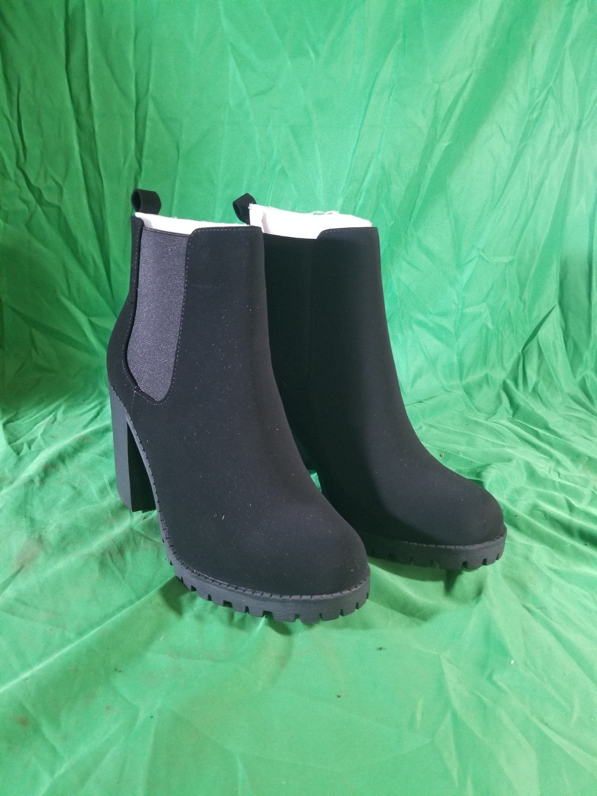 Soda Glove - Ankle Boot w/Lug Sole Elastic Gore and Chunky Heel Black Size 11