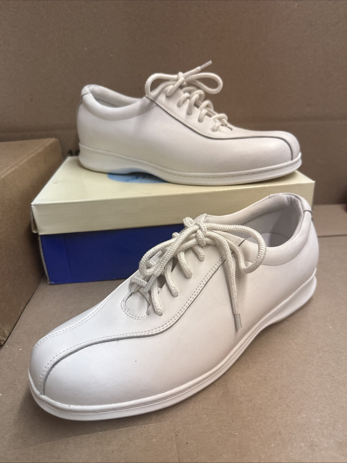 24 HOUR COMFORT Alana Women's Wide Width Lace Up Shoes 10.5 Nurse