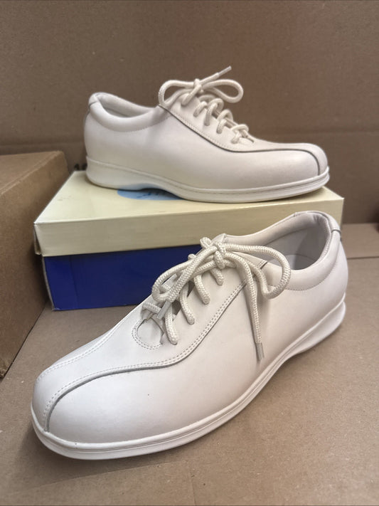 24 HOUR COMFORT Alana Women's Wide Width Lace Up Shoes 10.5 Nurse