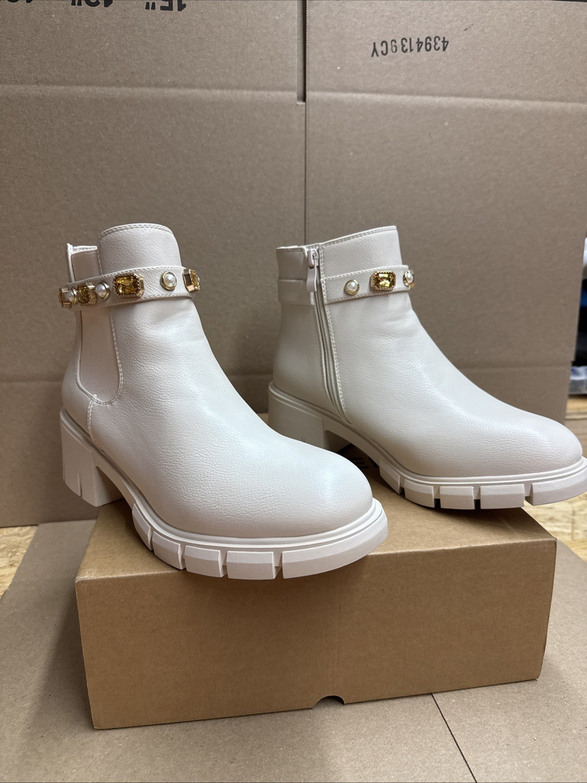 ZBY women’s Chelsea Ankle Boot With Amulet Strap Chunky Heel Size 8.5