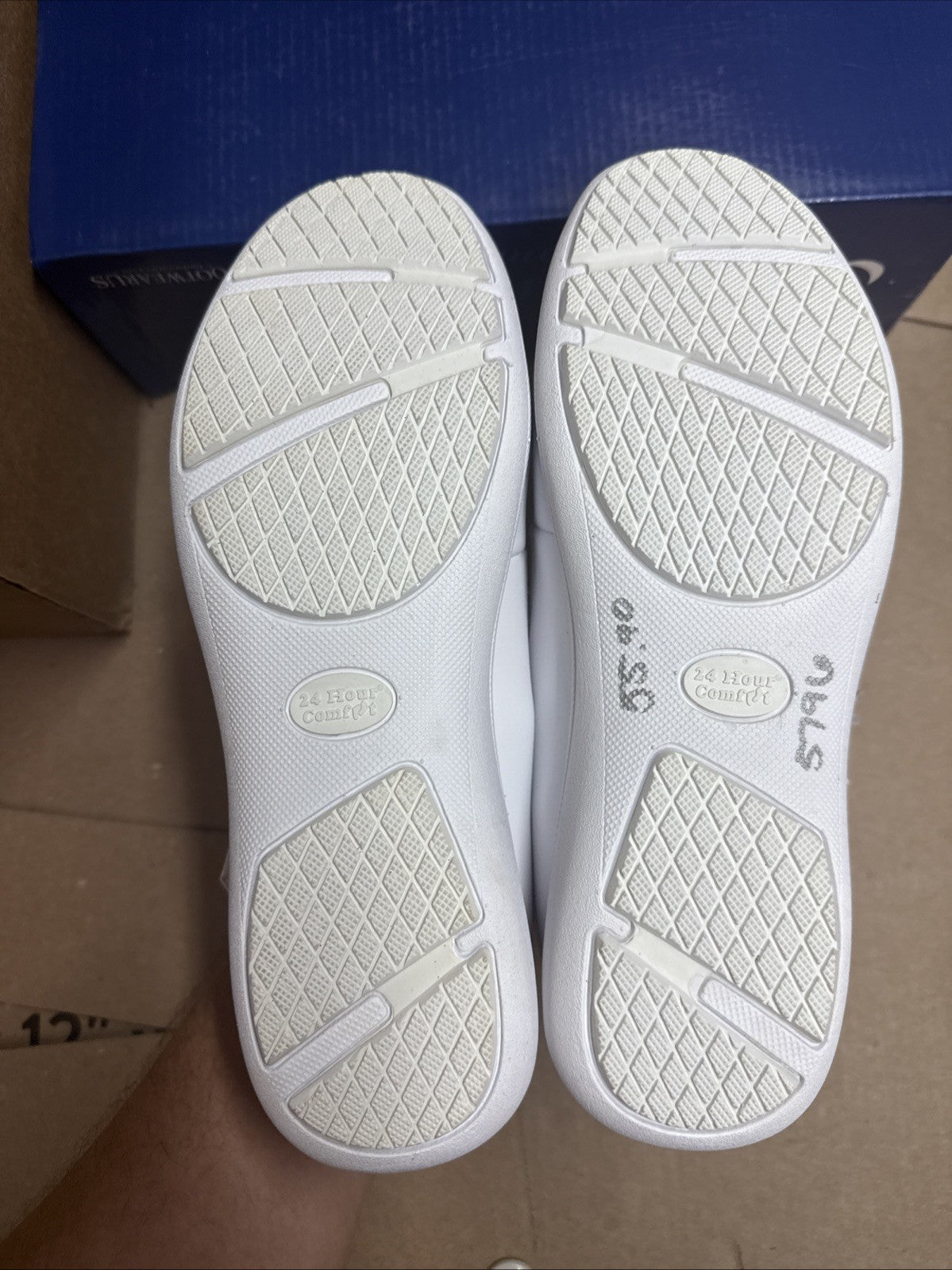 24 HOUR COMFORT Susan Women's 9 Wide Width Criss-Cross Strap Leather Shoes Nurse