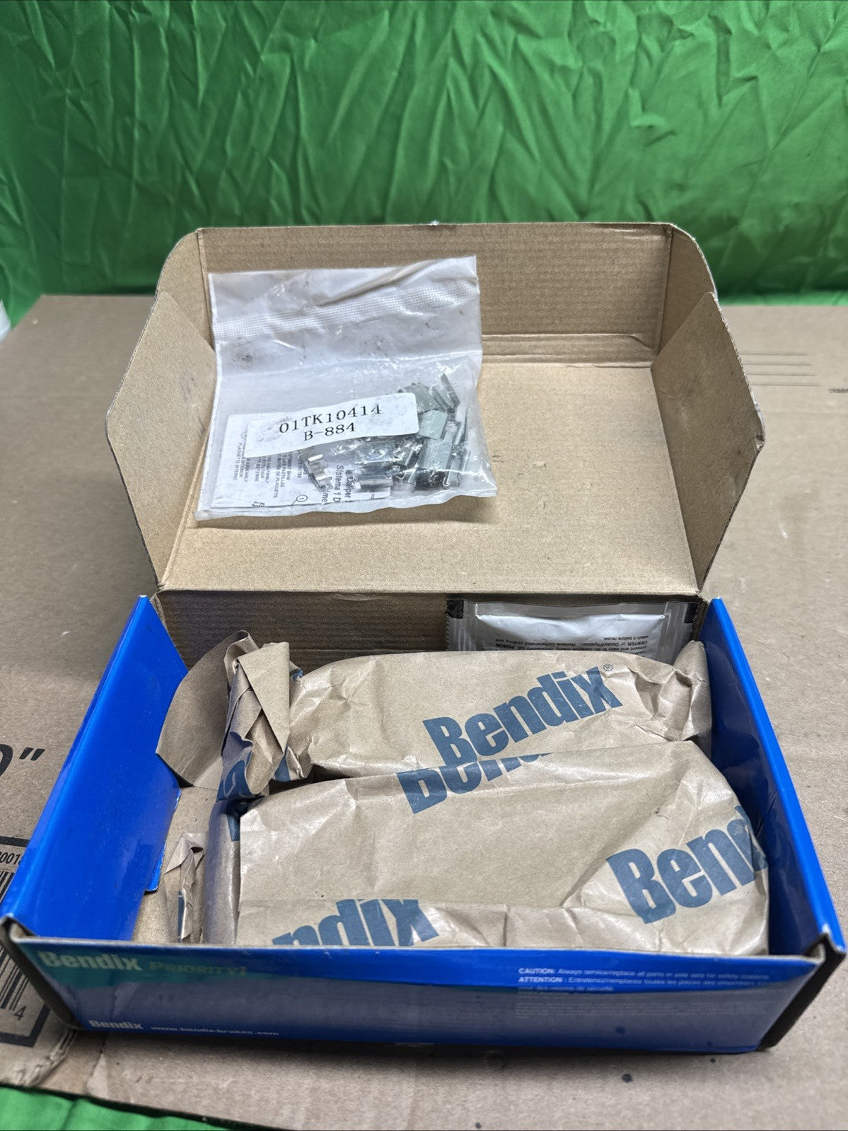 Bendix CFC884 BENDIX Premium Copper-Free For 01-07 Toyota Highlander