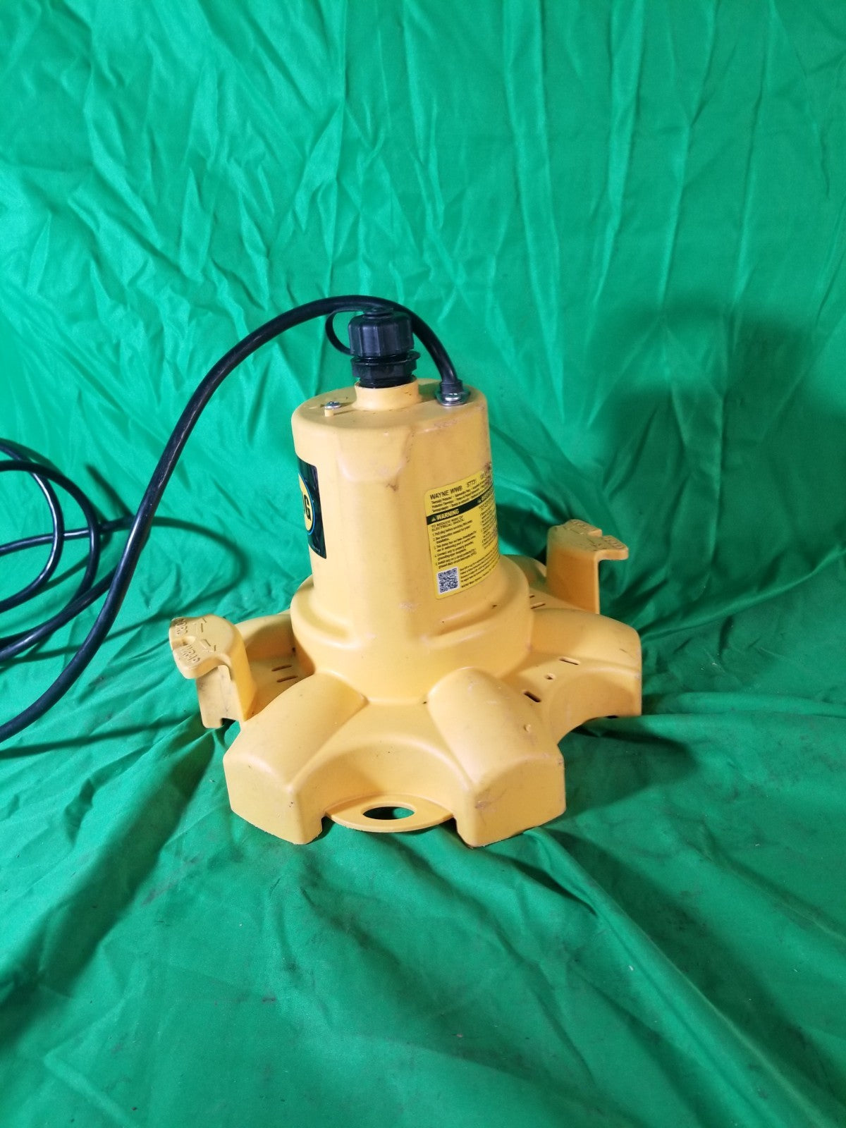 Wayne 1/6 HP WaterBUG Submersible Utility Pump with Multi-Flo Technology USED