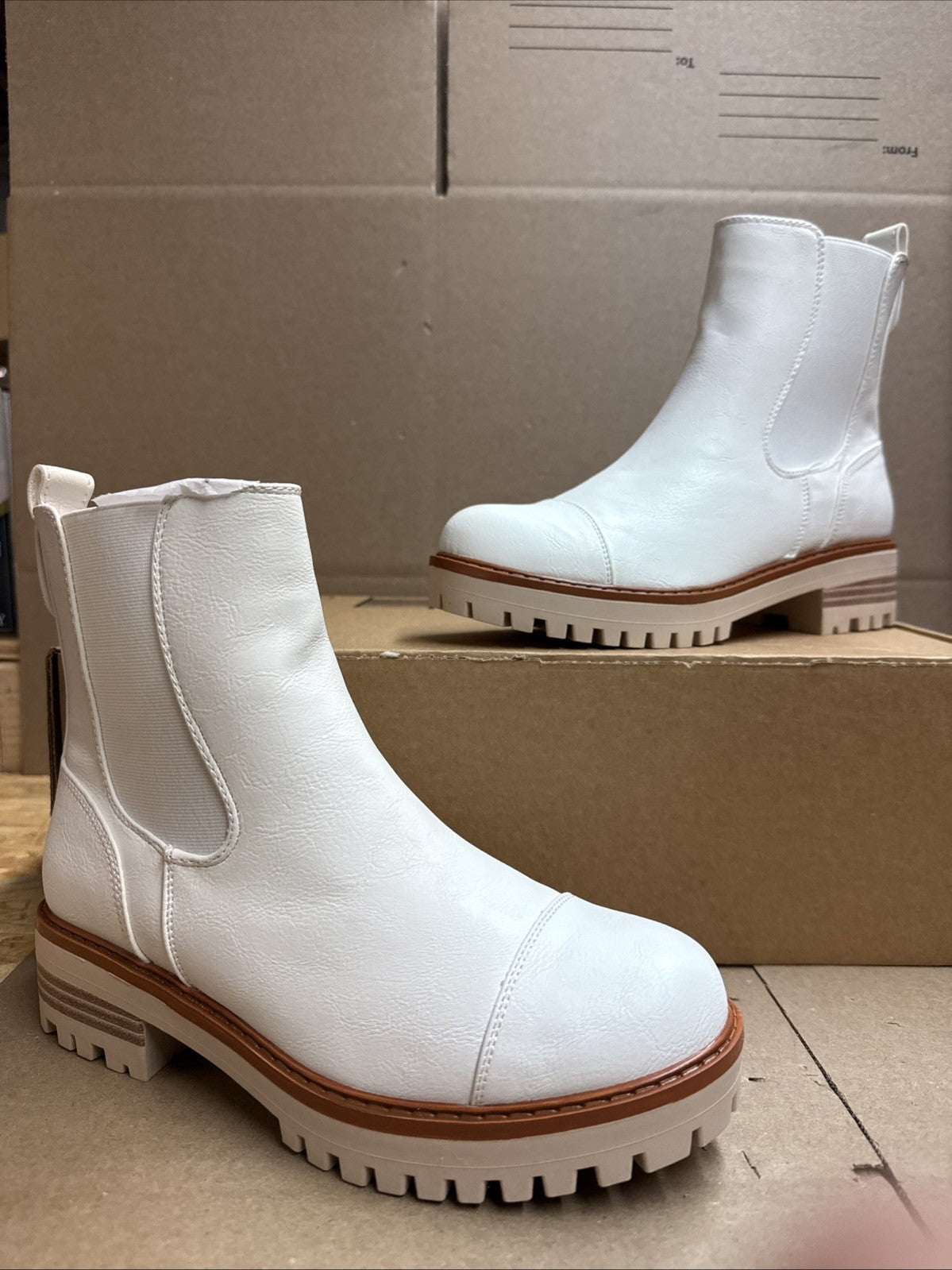 ZBY women’s 7.5 Chelsea boot white ankle bootie lug sole