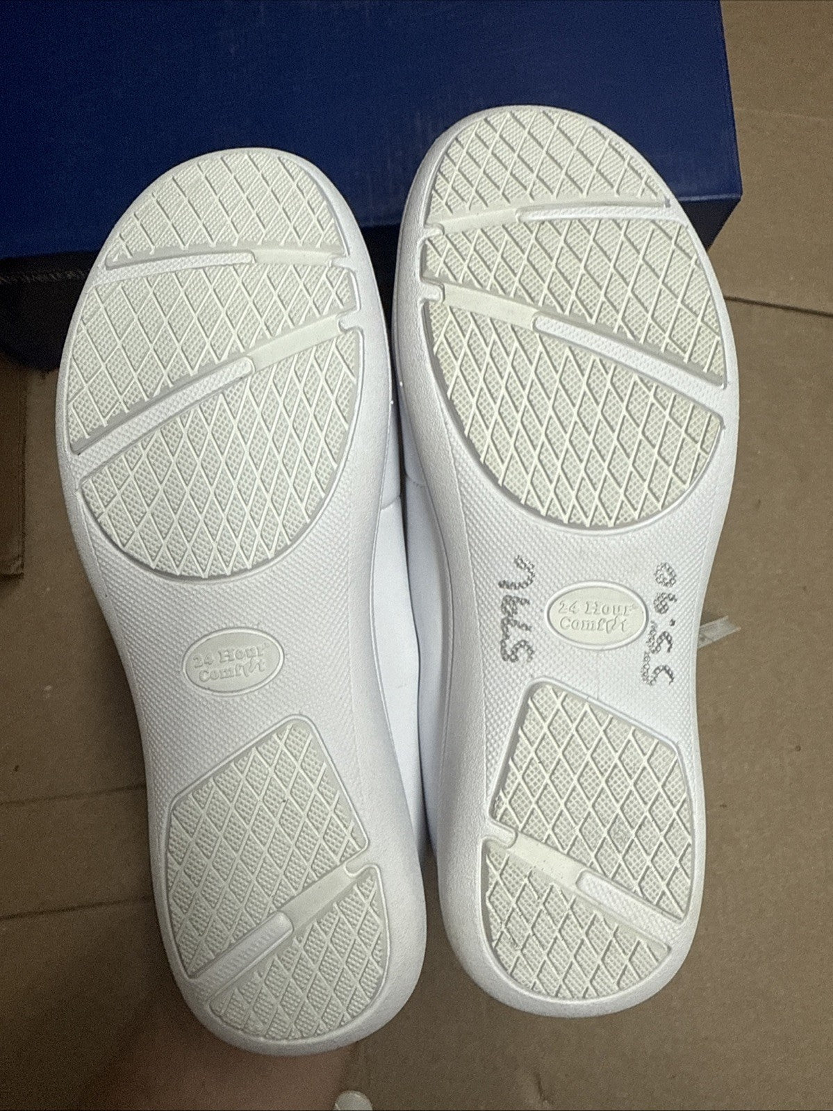 24 HOUR COMFORT Susan Women's 8 Wide Width Criss-Cross Strap Leather Shoes Nurse