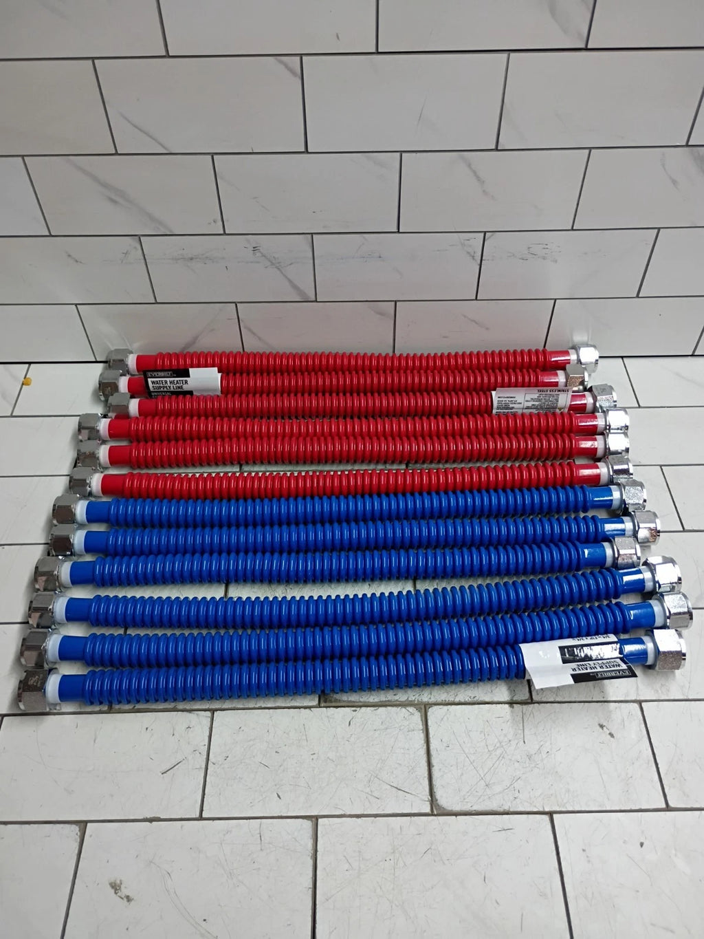 12PK Everbilt 3/4" X 3/4" X 18" Water Heater Flex Connector Red & Blue Open Box