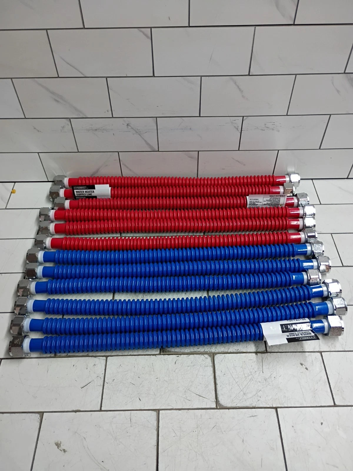 12PK Everbilt 3/4" X 3/4" X 18" Water Heater Flex Connector Red & Blue Open Box