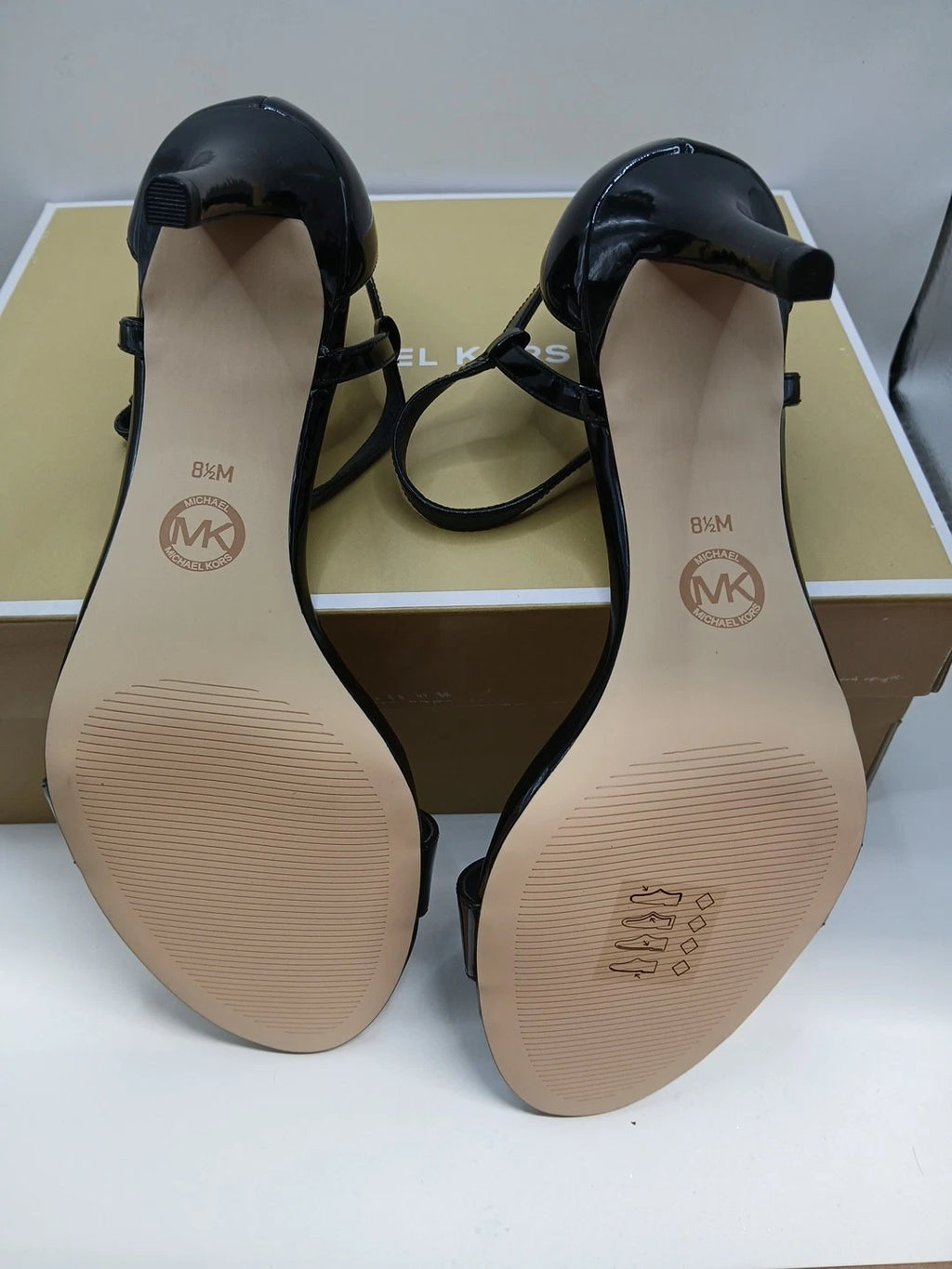Michael Kors Simone Leather Mid Heel in Black Size 8.5