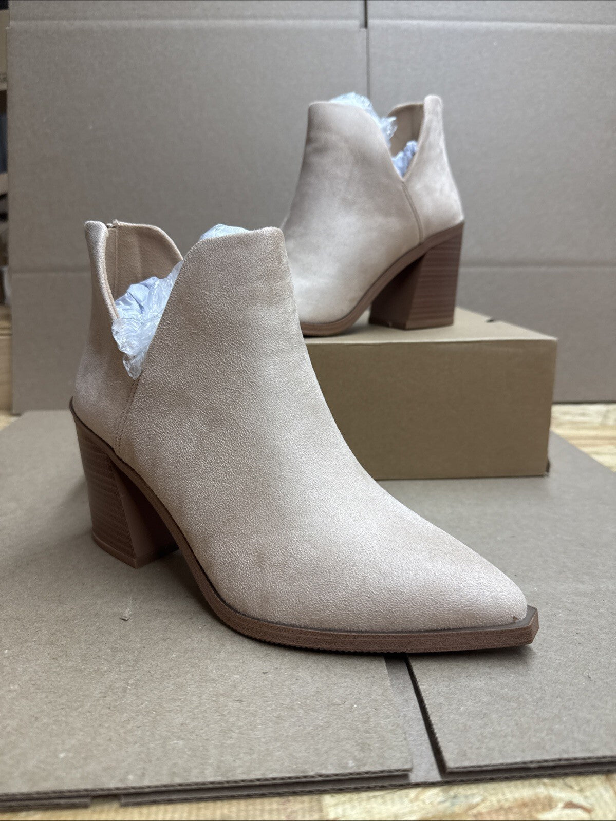 Kathemoi Women’s 7.5 slip on ankle boots cutout pointed toe chunky heel booties