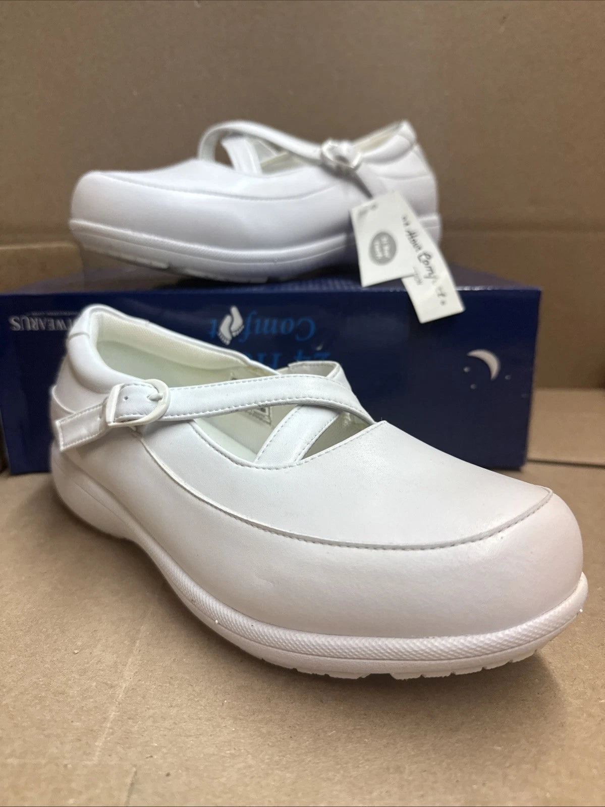 24 HOUR COMFORT Susan Women's 9 Wide Width Criss-Cross Strap Leather Shoes Nurse