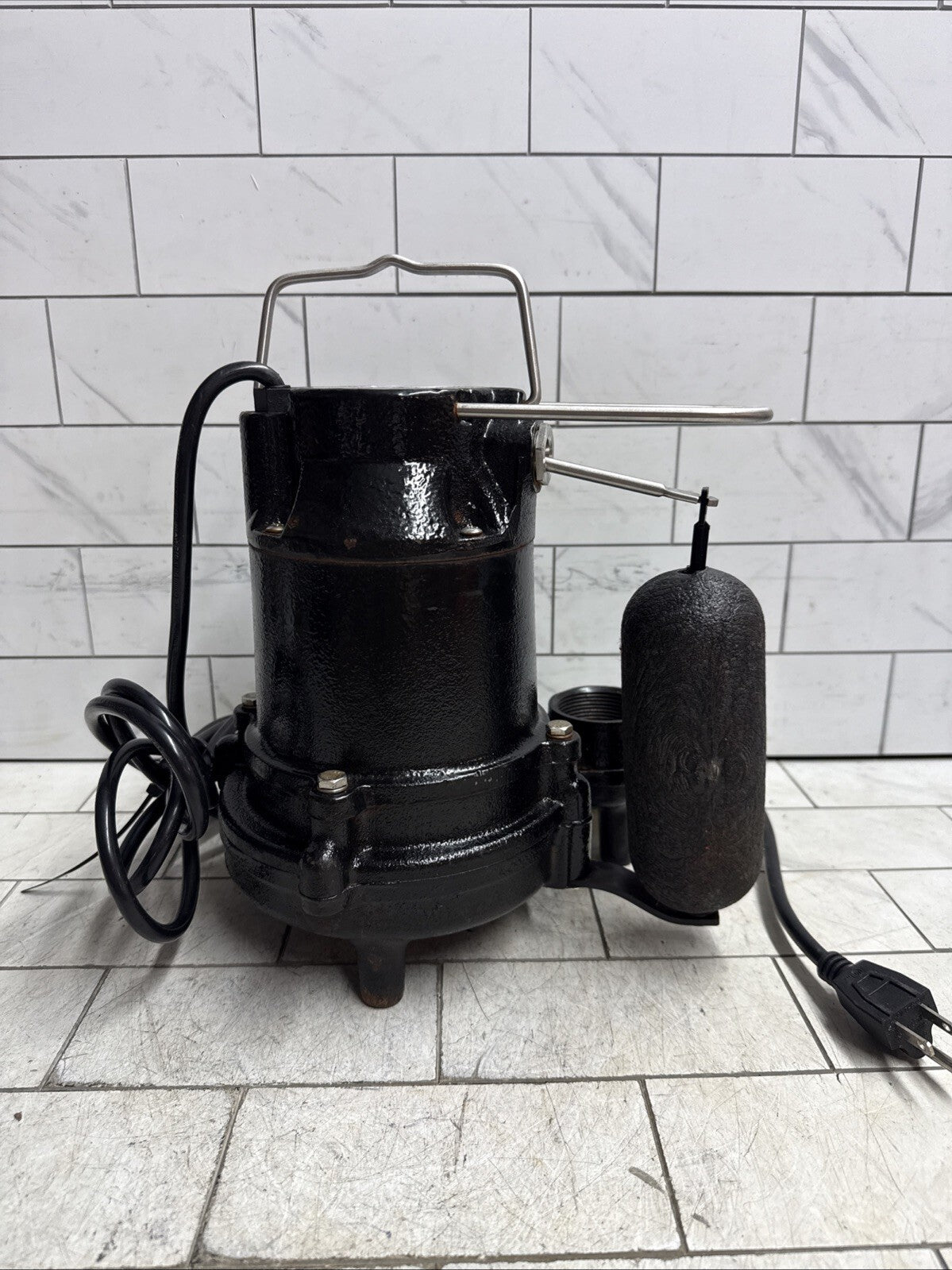 Everbilt HDS50 1/2 HP Cast Iron Submersible Sump Pump Used Good Condition