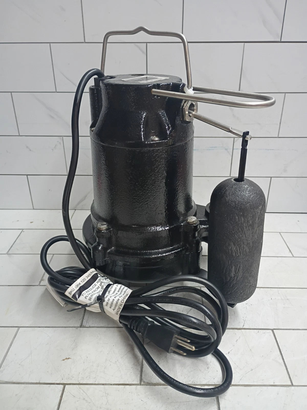 Everbilt 3/4HP Cast-Iron Pro-Grade Submersible Sump Pump 1004 120 345 Open Box