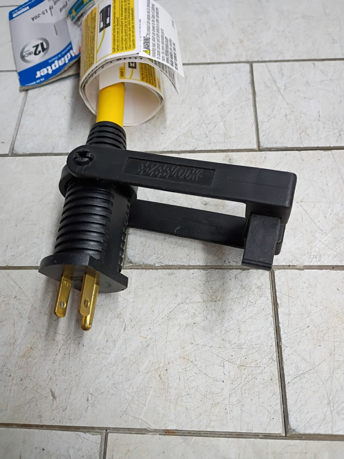 Tasco 04-00093T 1 Foot - 12 Guage Locking Adapter Lock 15A Plugto 20A Open Box