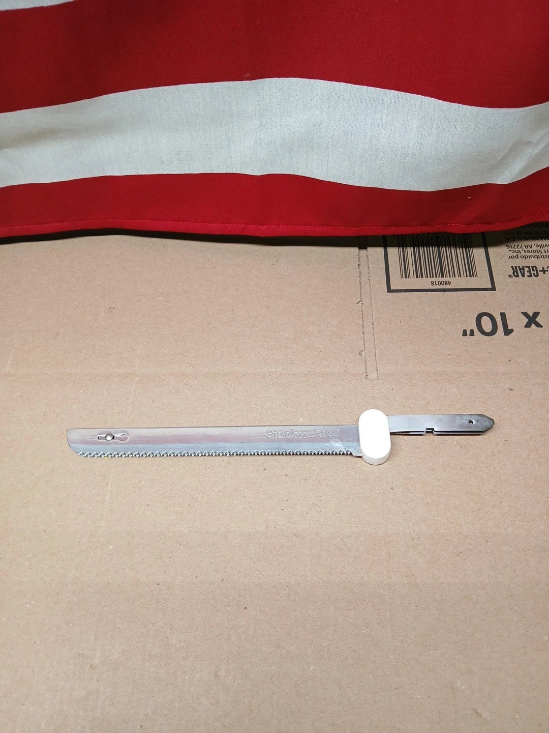 NutriChef Electric Bread Knife-Lightweight w/Contoured Grip Handle -White & Grey