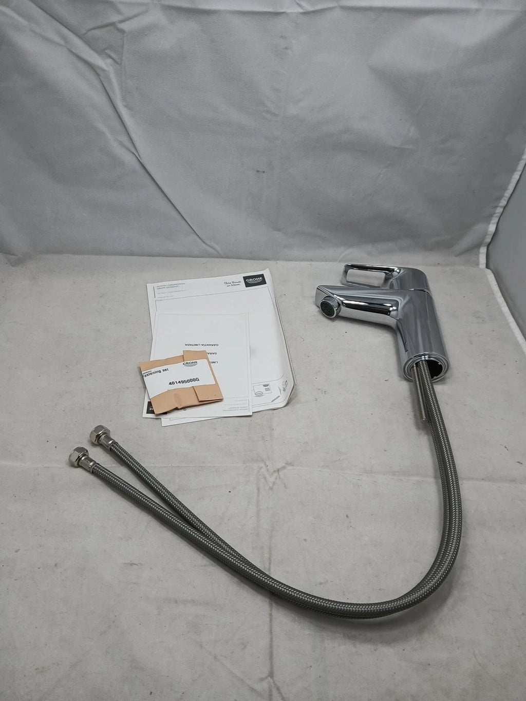 GROHEBau Loop Single-Handle Single Hole Bathroom Faucet and Less Drain