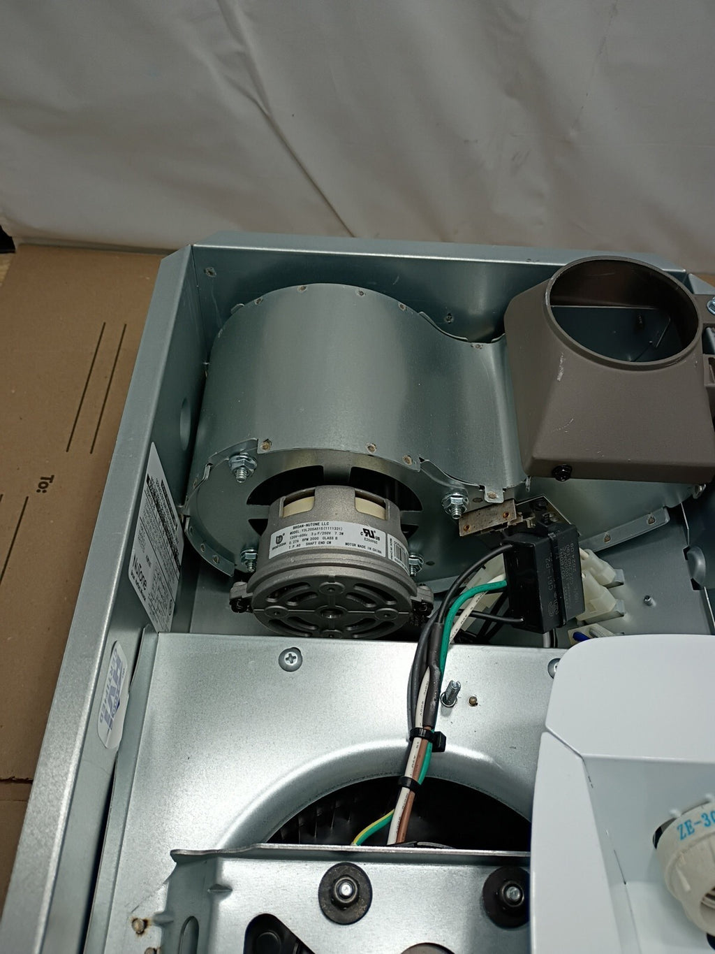 BROAN 765H110L 110 CFM Ceiling Bathroom Exhaust Fan Light and 1500-Watt Heater,